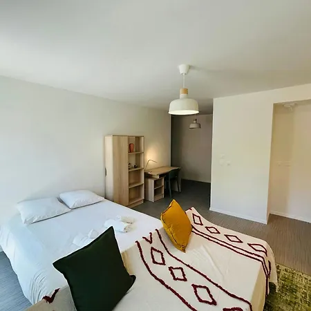 We Live In R - 102 Apartment *